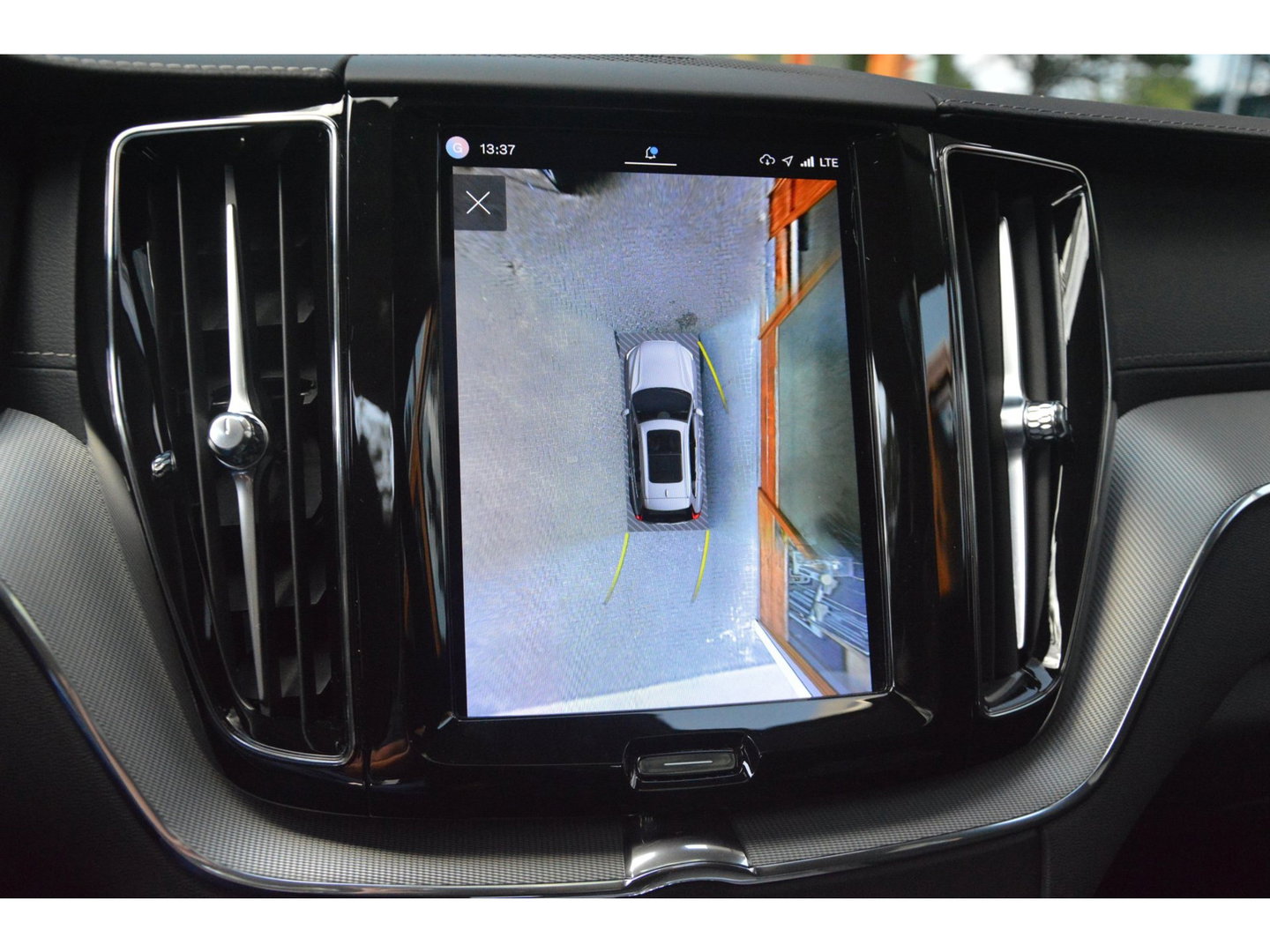 Volvo XC60 T6 Hybride Long Range AWD Plus Dark | Head-Up Display | 360° Camera | Gelamineerde ruiten | Panoramadak |