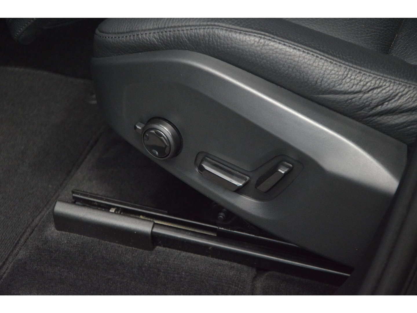Volvo XC60 T6 Hybride Long Range AWD Plus Dark | Head-Up Display | 360° Camera | Gelamineerde ruiten | Panoramadak |
