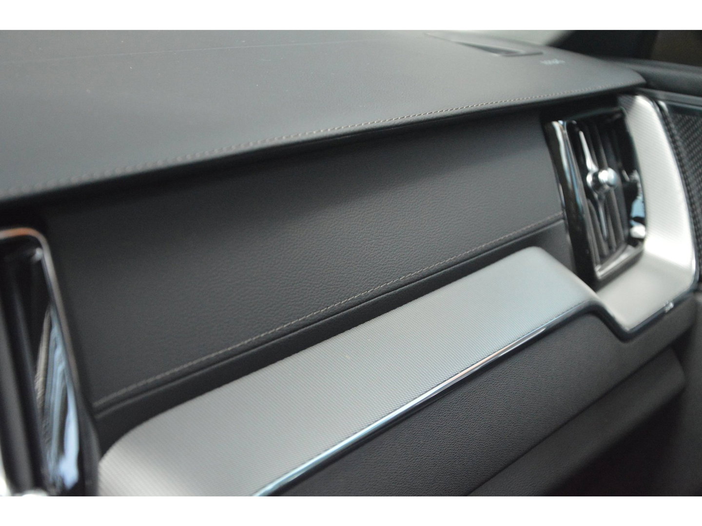 Volvo XC60 T6 Hybride Long Range AWD Plus Dark | Head-Up Display | 360° Camera | Gelamineerde ruiten | Panoramadak |