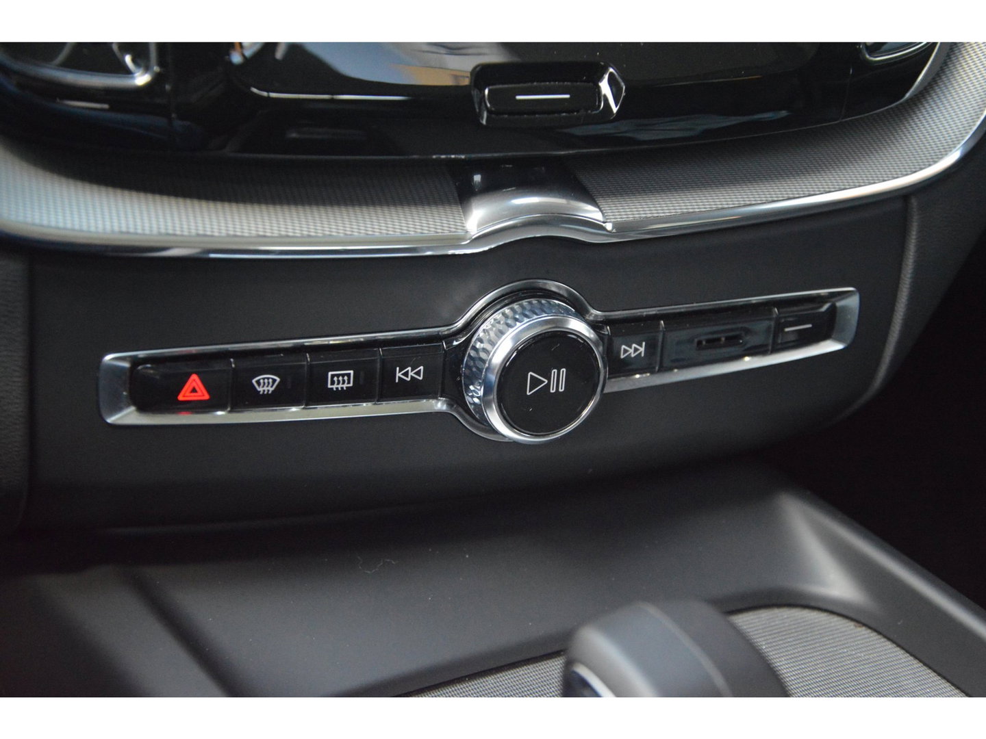 Volvo XC60 T6 Hybride Long Range AWD Plus Dark | Head-Up Display | 360° Camera | Gelamineerde ruiten | Panoramadak |
