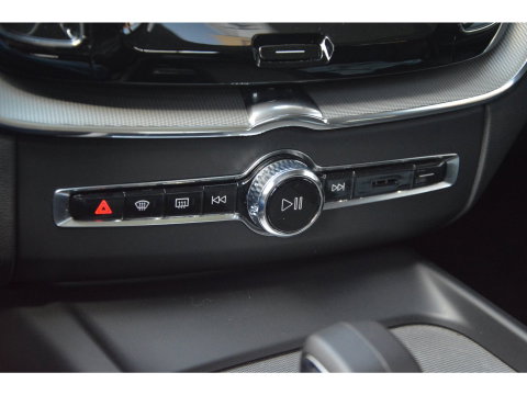 Volvo XC60 T6 Hybride Long Range AWD Plus Dark | Head-Up Display | 360° Camera | Gelamineerde ruiten | Panoramadak |