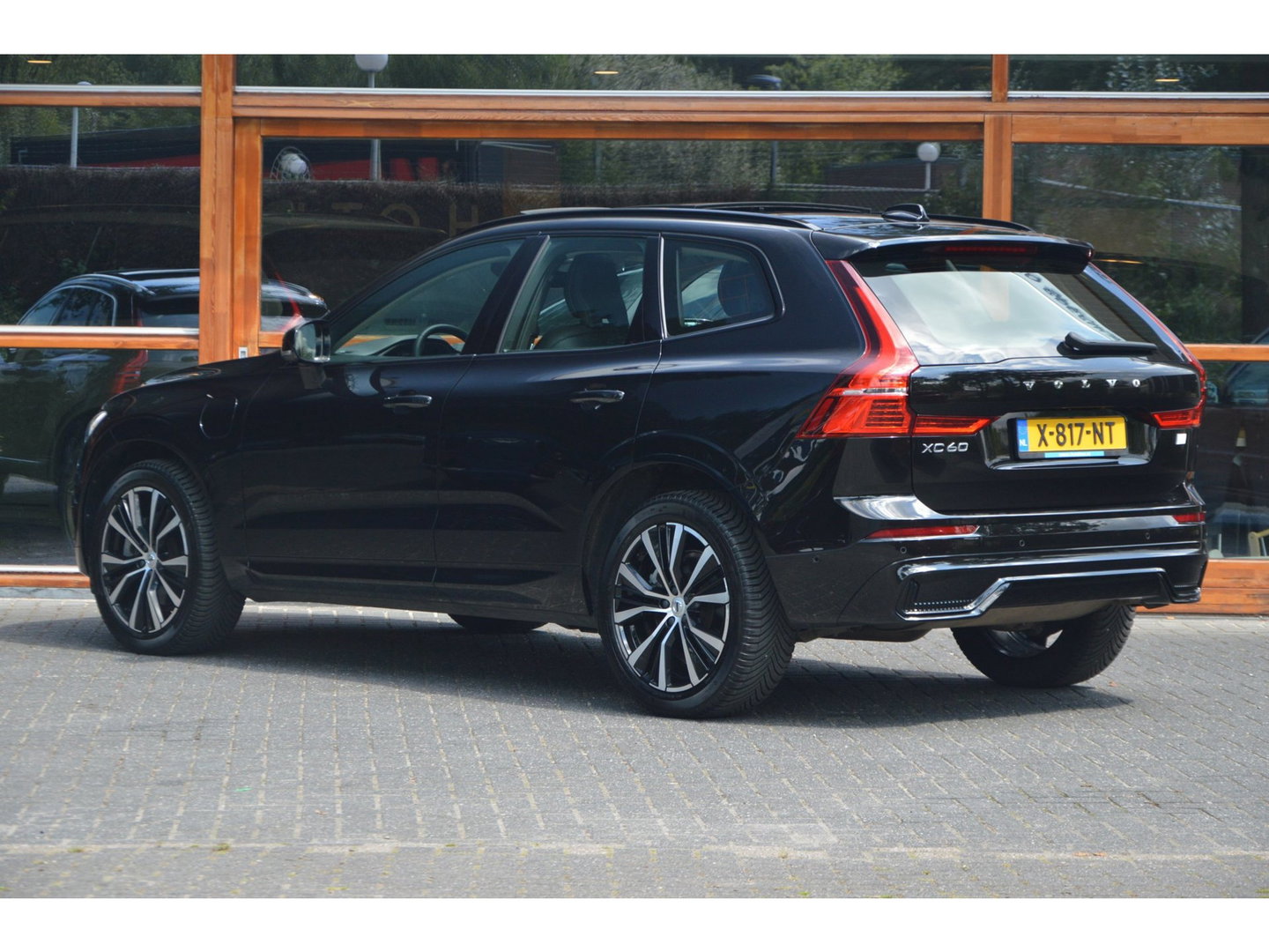 Volvo XC60 T6 Hybride Long Range AWD Plus Dark | Head-Up Display | 360° Camera | Gelamineerde ruiten | Panoramadak |