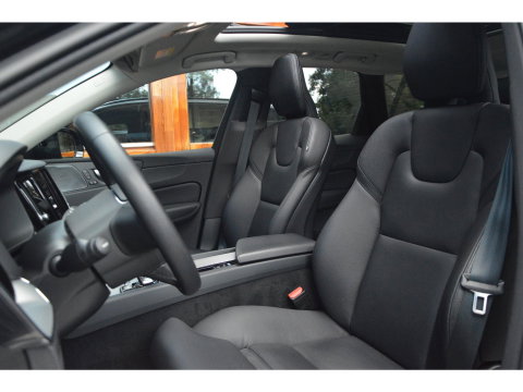 Volvo XC60 T6 Hybride Long Range AWD Plus Dark | Head-Up Display | 360° Camera | Gelamineerde ruiten | Panoramadak |