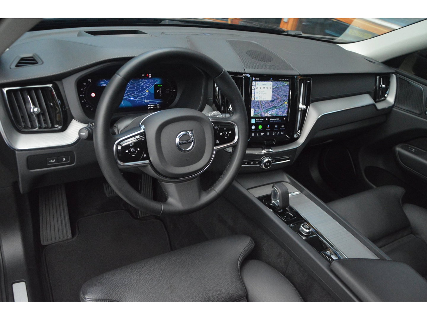 Volvo XC60 T6 Hybride Long Range AWD Plus Dark | Head-Up Display | 360° Camera | Gelamineerde ruiten | Panoramadak |