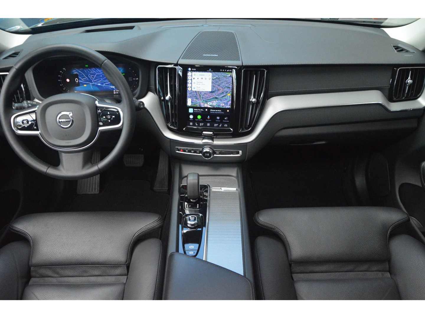 Volvo XC60 T6 Hybride Long Range AWD Plus Dark | Head-Up Display | 360° Camera | Gelamineerde ruiten | Panoramadak |