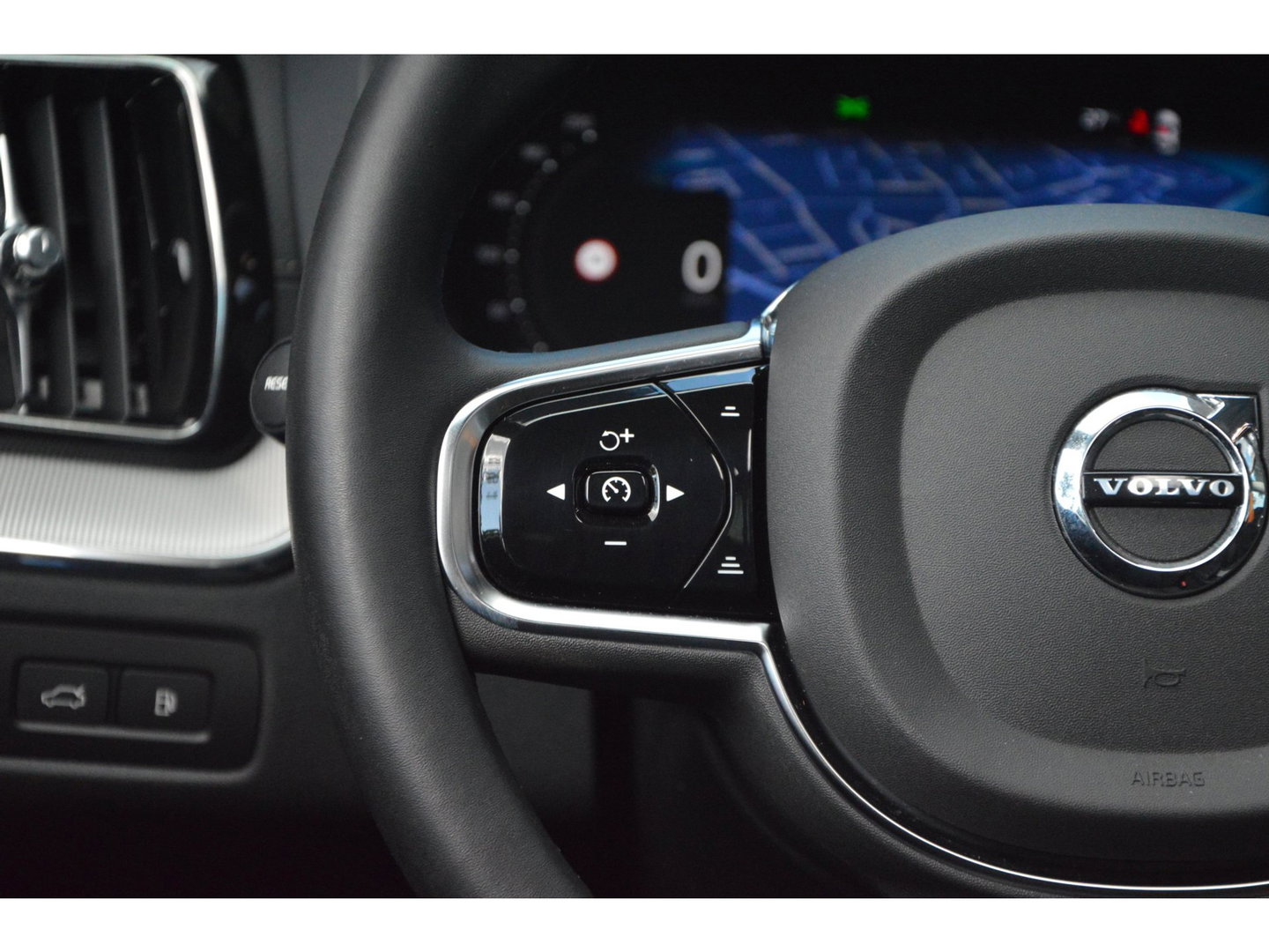 Volvo XC60 T6 Hybride Long Range AWD Plus Dark | Head-Up Display | 360° Camera | Gelamineerde ruiten | Panoramadak |