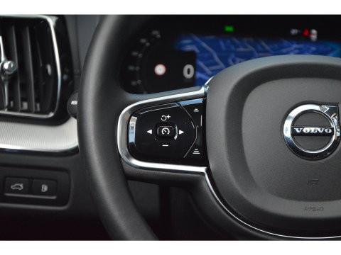 Volvo XC60 T6 Hybride Long Range AWD Plus Dark | Head-Up Display | 360° Camera | Gelamineerde ruiten | Panoramadak |