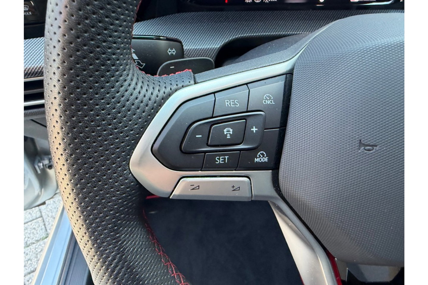 Volkswagen Golf 2.0 TSI GTI 265PK AUTOMAAT PANO NAVI CAMERA HEAD-UP LMV 19 INCH
