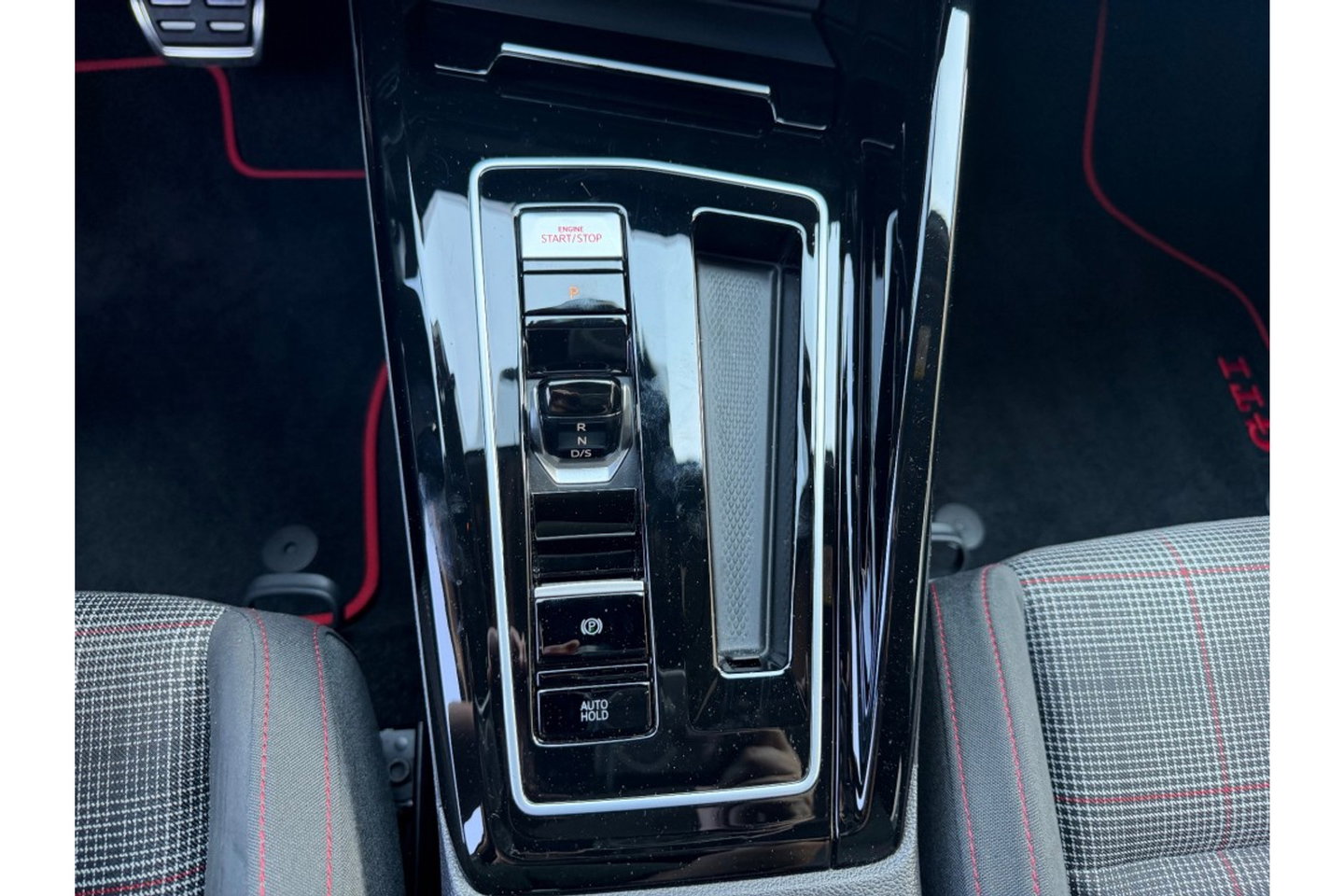 Volkswagen Golf 2.0 TSI GTI 265PK AUTOMAAT PANO NAVI CAMERA HEAD-UP LMV 19 INCH