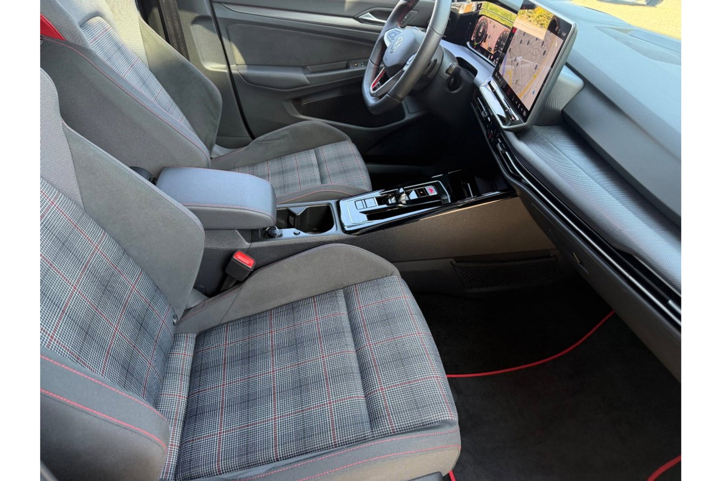 Volkswagen Golf 2.0 TSI GTI 265PK AUTOMAAT PANO NAVI CAMERA HEAD-UP LMV 19 INCH