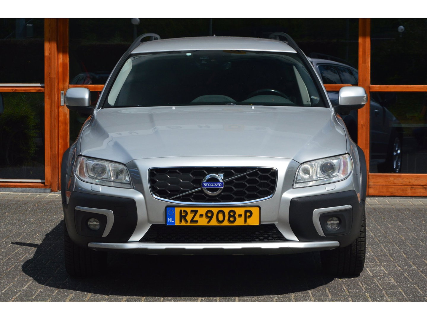 Volvo XC70 2.4 D4 Polar+ 5 Cylinder | Adaptive Cruise | BLIS | Perfect onderhoud | Stoel + Stuur verwarmd |