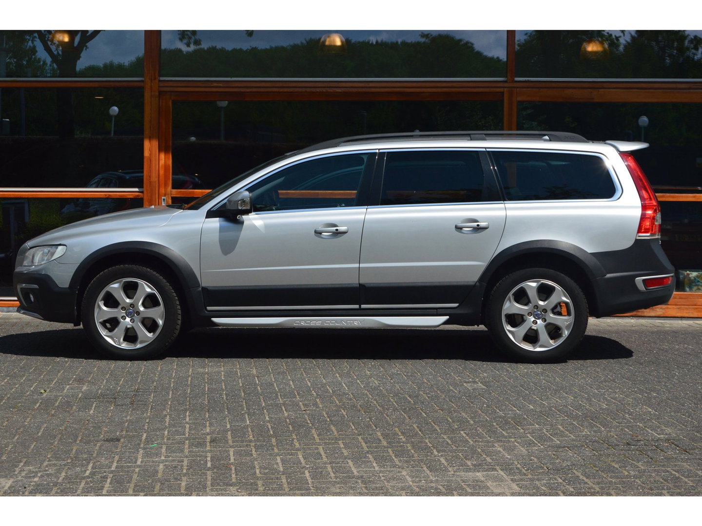 Volvo XC70 2.4 D4 Polar+ 5 Cylinder | Adaptive Cruise | BLIS | Perfect onderhoud | Stoel + Stuur verwarmd |