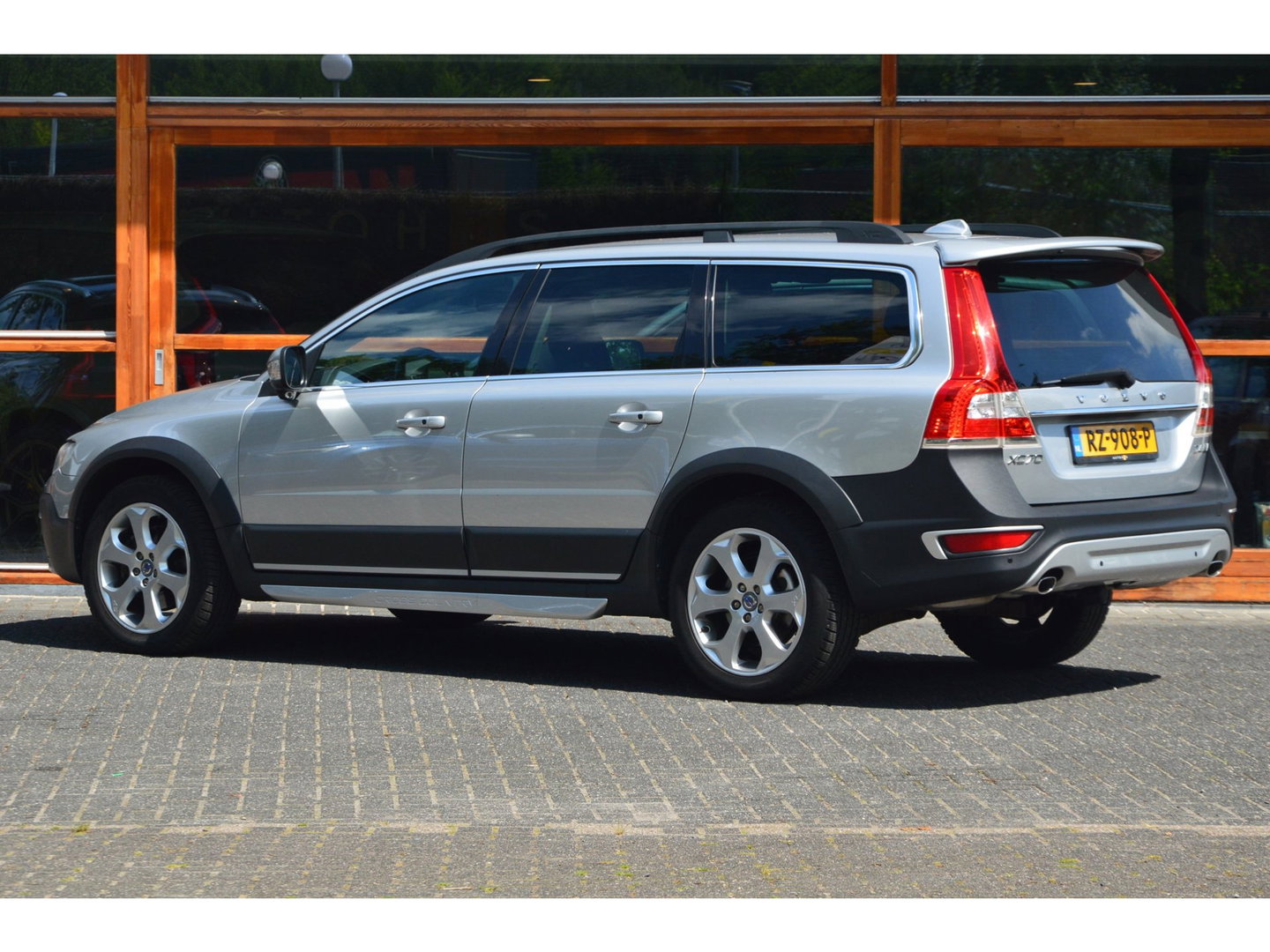 Volvo XC70 2.4 D4 Polar+ 5 Cylinder | Adaptive Cruise | BLIS | Perfect onderhoud | Stoel + Stuur verwarmd |