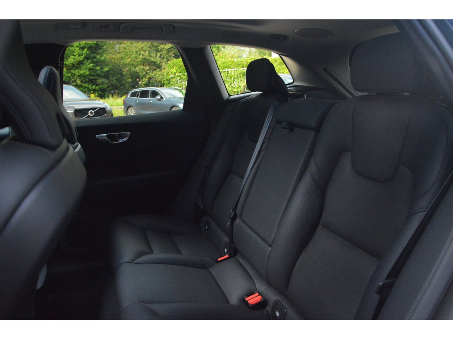 Volvo XC60 T6 Hybride AWD Plus Dark | 360° Camera | Harman/Kardon | Panoramadak | Stoel + Stuur Verwarmd | Apple CarPlay |