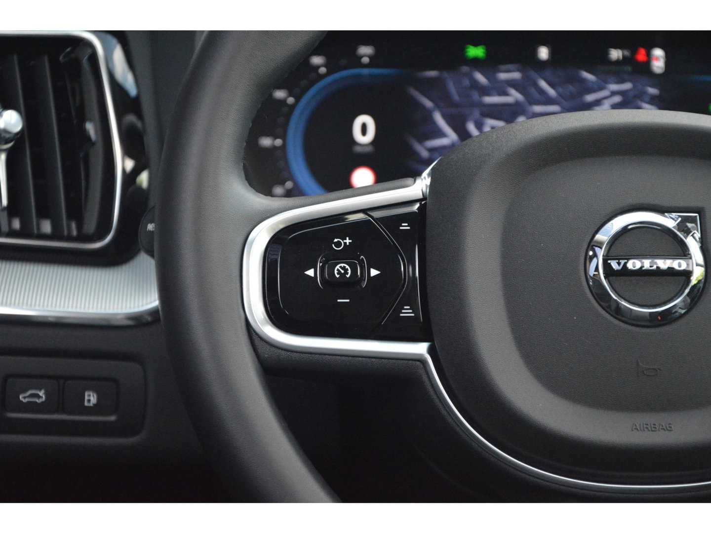 Volvo XC60 T6 Hybride AWD Plus Dark | 360° Camera | Harman/Kardon | Panoramadak | Stoel + Stuur Verwarmd | Apple CarPlay |