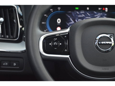 Volvo XC60 T6 Hybride AWD Plus Dark | 360° Camera | Harman/Kardon | Panoramadak | Stoel + Stuur Verwarmd | Apple CarPlay |