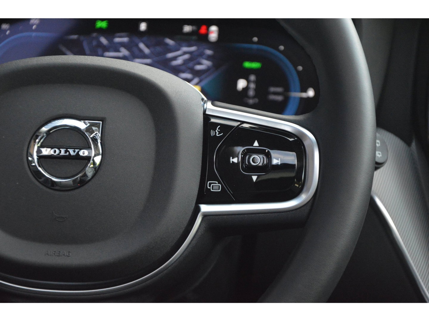 Volvo XC60 T6 Hybride AWD Plus Dark | 360° Camera | Harman/Kardon | Panoramadak | Stoel + Stuur Verwarmd | Apple CarPlay |