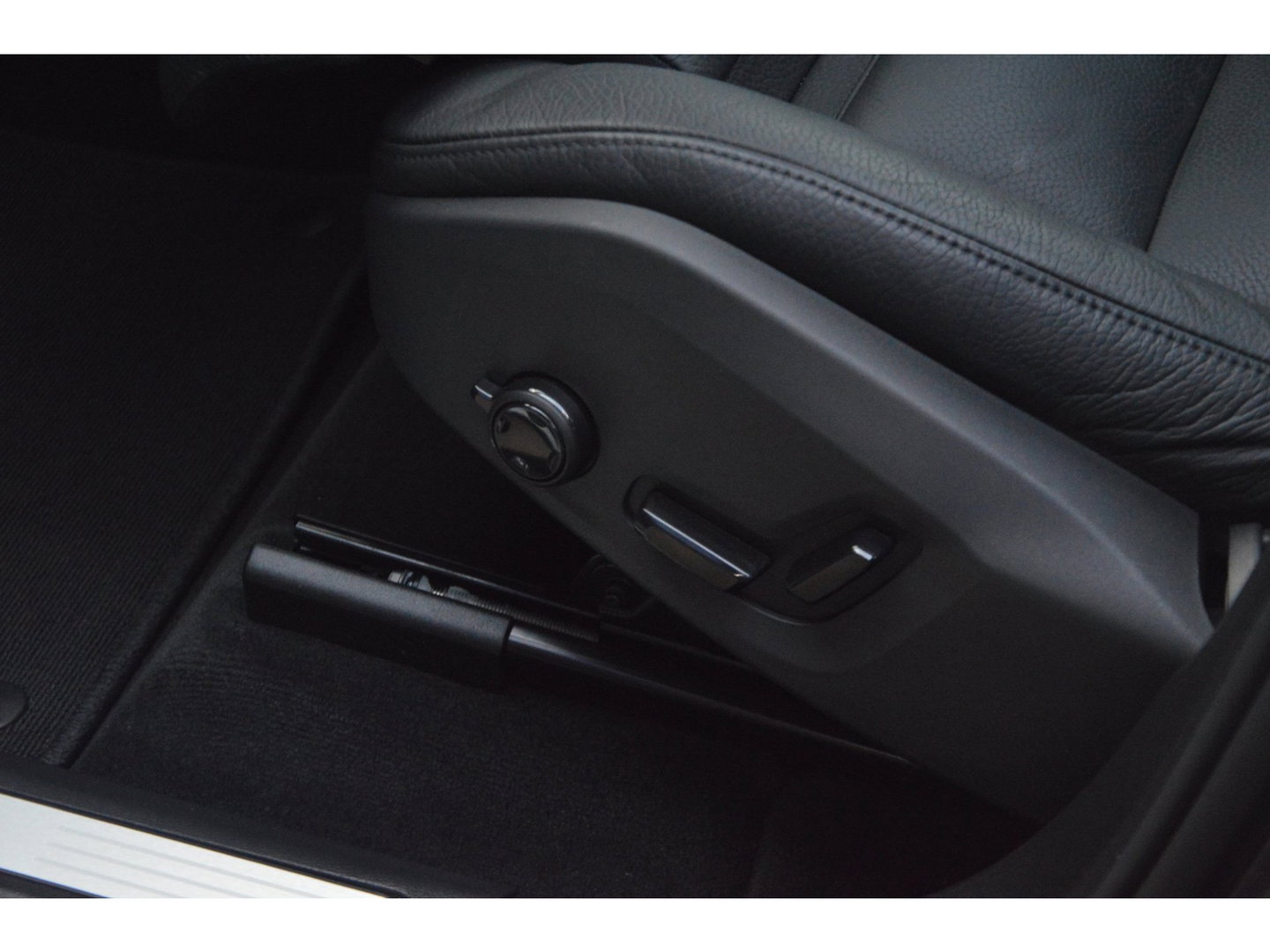 Volvo XC60 T6 Hybride AWD Plus Dark | 360° Camera | Harman/Kardon | Panoramadak | Stoel + Stuur Verwarmd | Apple CarPlay |
