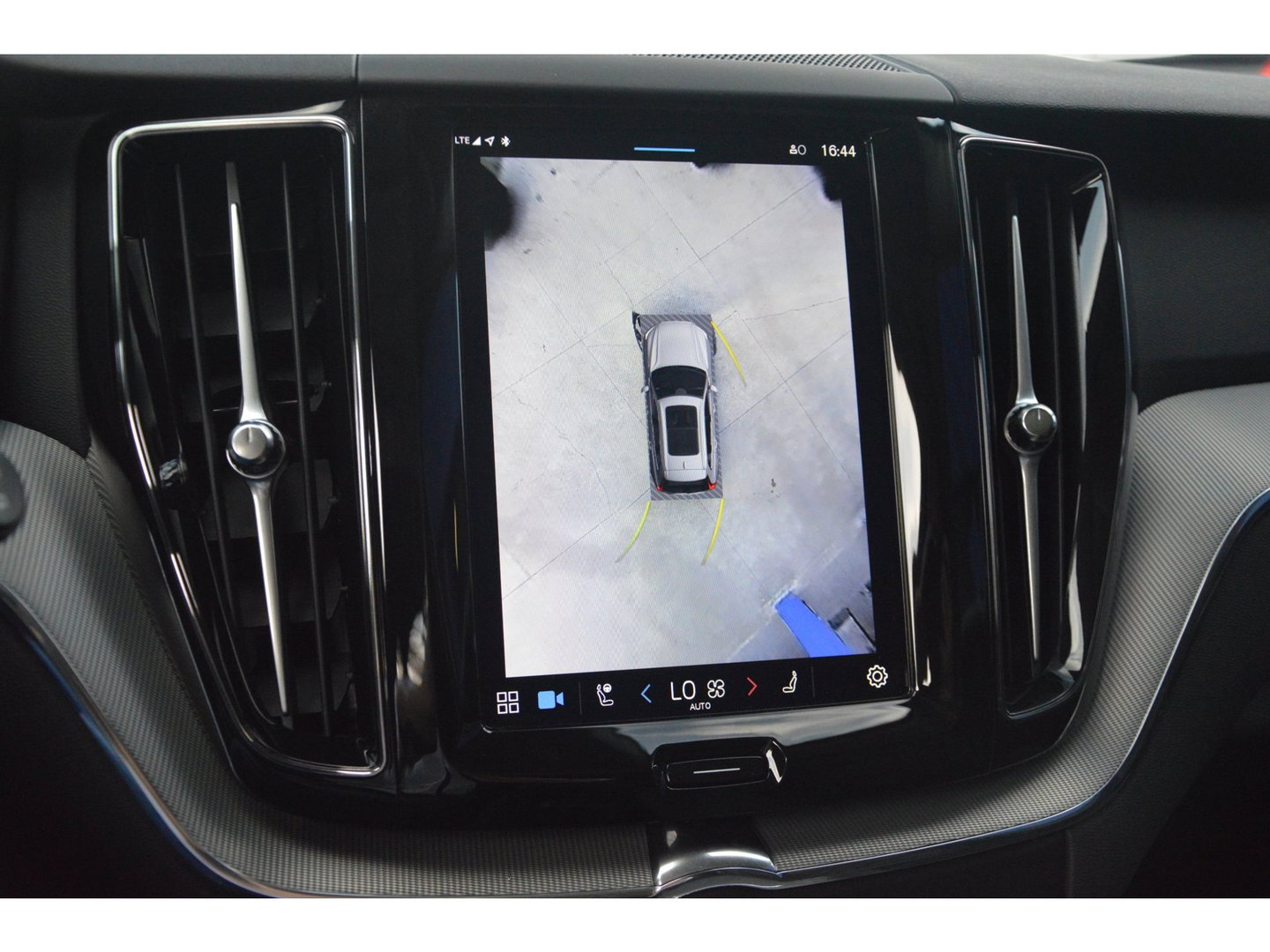 Volvo XC60 T6 Hybride AWD Plus Dark | 360° Camera | Harman/Kardon | Panoramadak | Stoel + Stuur Verwarmd | Apple CarPlay |