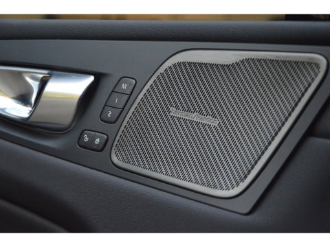 Volvo XC60 T6 Hybride AWD Plus Dark | 360° Camera | Harman/Kardon | Panoramadak | Stoel + Stuur Verwarmd | Apple CarPlay |