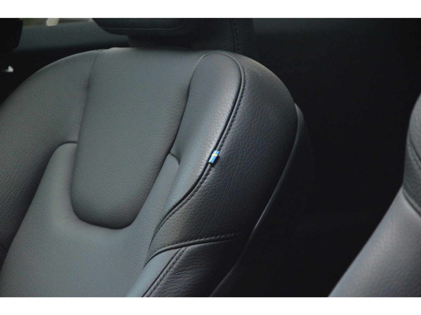 Volvo XC60 T6 Hybride AWD Plus Dark | 360° Camera | Harman/Kardon | Panoramadak | Stoel + Stuur Verwarmd | Apple CarPlay |