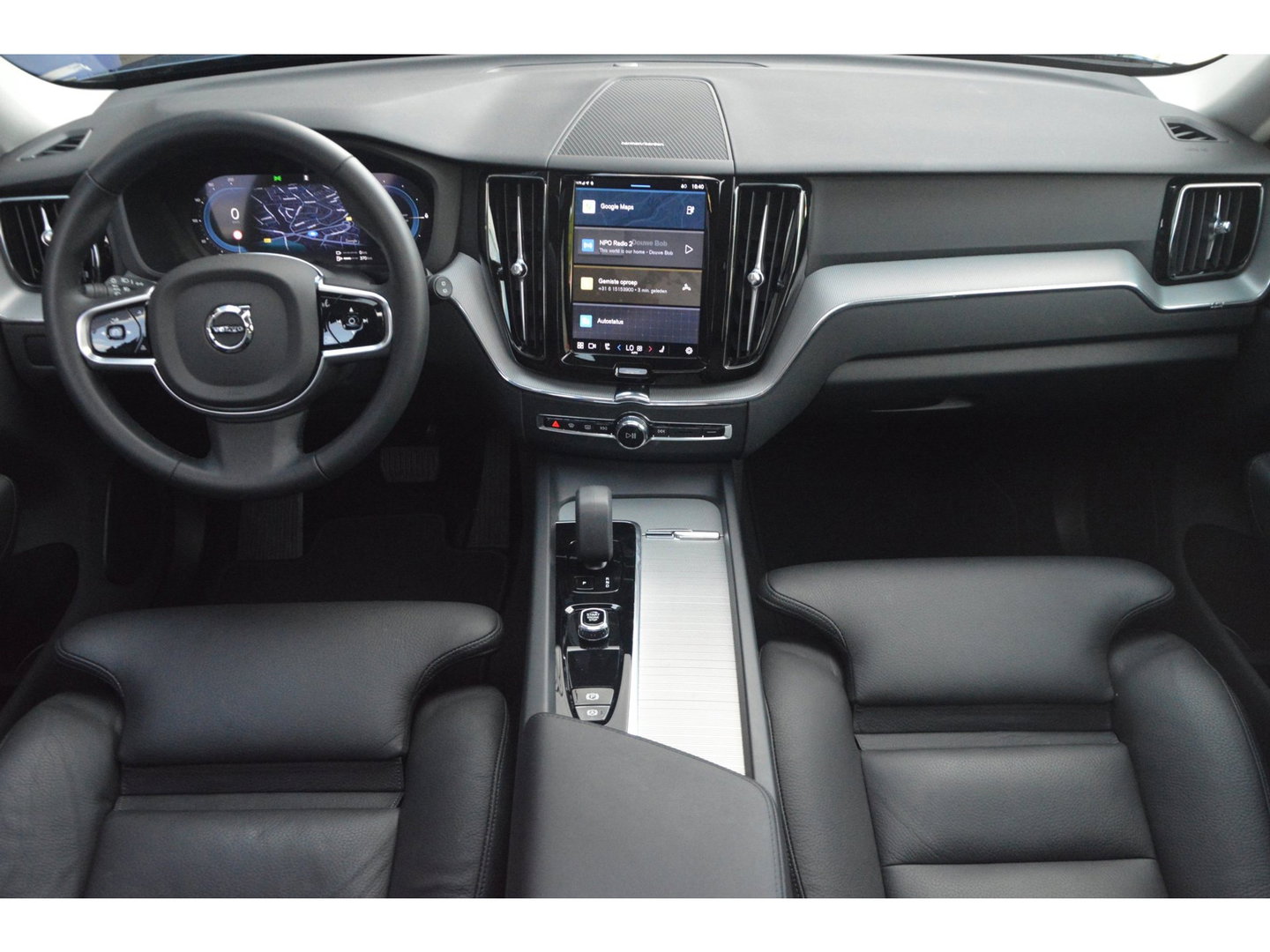 Volvo XC60 T6 Hybride AWD Plus Dark | 360° Camera | Harman/Kardon | Panoramadak | Stoel + Stuur Verwarmd | Apple CarPlay |