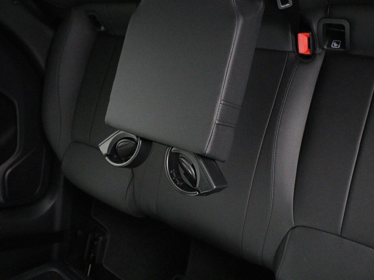 Mercedes-Benz A-Klasse 200 Business Solution Luxury | Trekhaak | Panoramadak | Leder | Memory | Sfeerverlichting | Full LED | Stoelverwarming | Camera | Park assist | Cruise control |