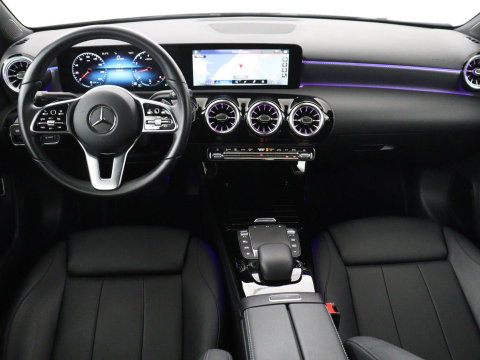 Mercedes-Benz A-Klasse 200 Business Solution Luxury | Trekhaak | Panoramadak | Leder | Memory | Sfeerverlichting | Full LED | Stoelverwarming | Camera | Park assist | Cruise control |
