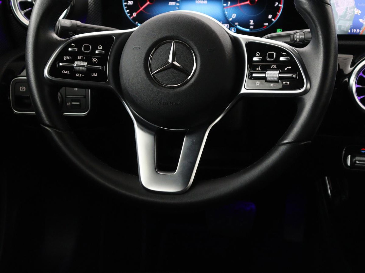 Mercedes-Benz A-Klasse 200 Business Solution Luxury | Trekhaak | Panoramadak | Leder | Memory | Sfeerverlichting | Full LED | Stoelverwarming | Camera | Park assist | Cruise control |