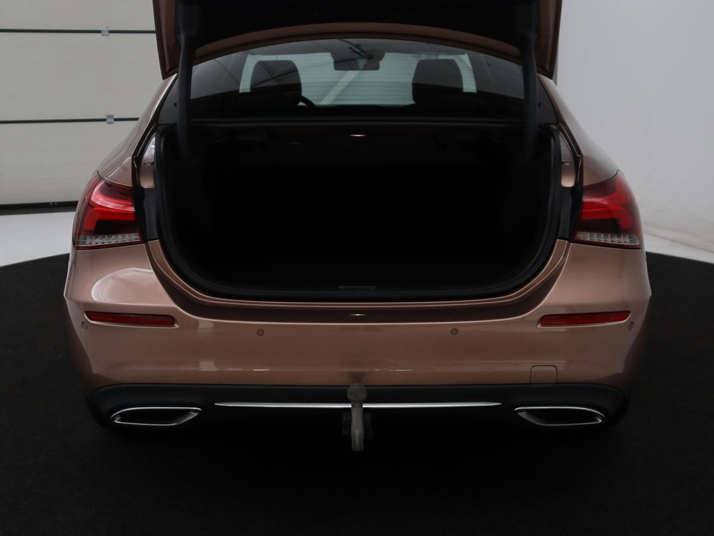 Mercedes-Benz A-Klasse 200 Business Solution Luxury | Trekhaak | Panoramadak | Leder | Memory | Sfeerverlichting | Full LED | Stoelverwarming | Camera | Park assist | Cruise control |