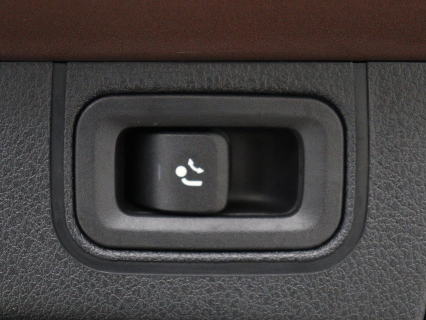 Mercedes-Benz A-Klasse 200 Business Solution Luxury | Trekhaak | Panoramadak | Leder | Memory | Sfeerverlichting | Full LED | Stoelverwarming | Camera | Park assist | Cruise control |