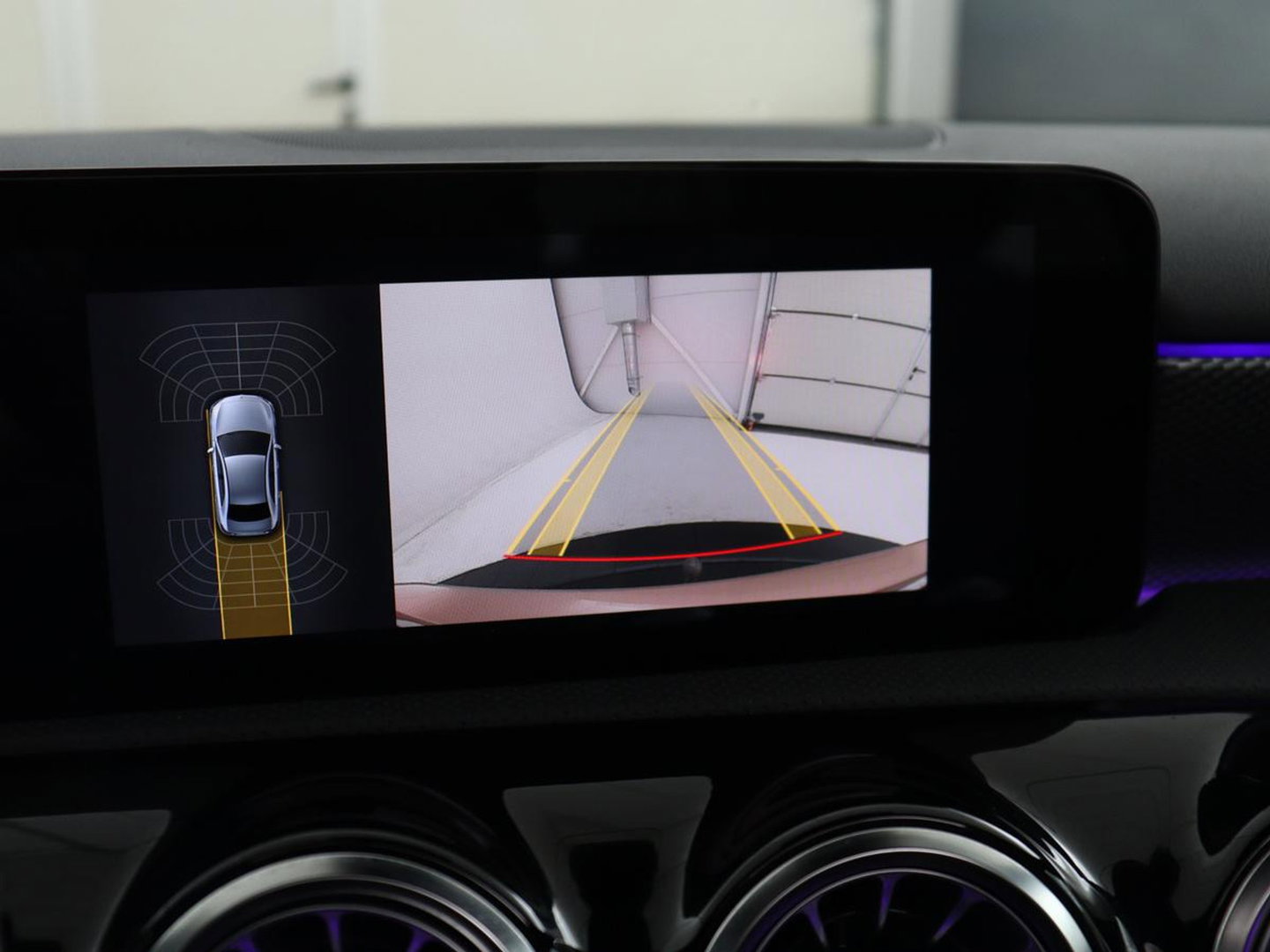 Mercedes-Benz A-Klasse 200 Business Solution Luxury | Trekhaak | Panoramadak | Leder | Memory | Sfeerverlichting | Full LED | Stoelverwarming | Camera | Park assist | Cruise control |