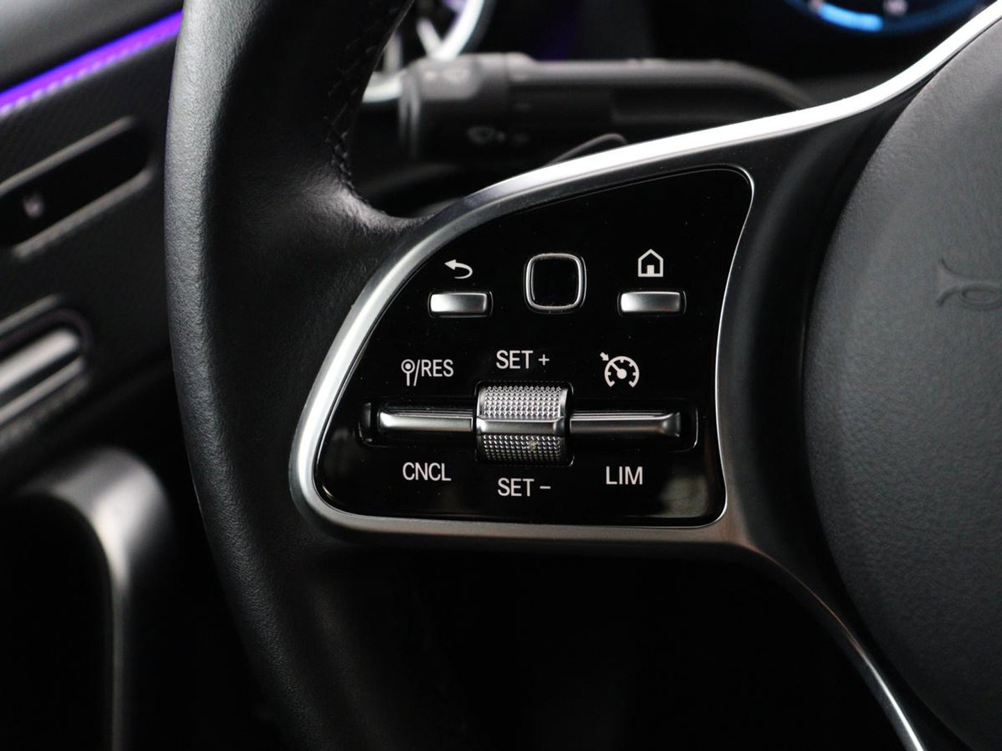 Mercedes-Benz A-Klasse 200 Business Solution Luxury | Trekhaak | Panoramadak | Leder | Memory | Sfeerverlichting | Full LED | Stoelverwarming | Camera | Park assist | Cruise control |