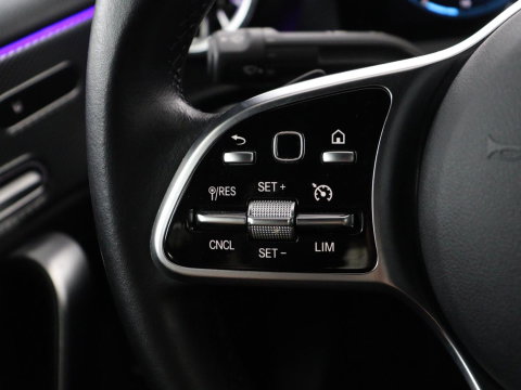 Mercedes-Benz A-Klasse 200 Business Solution Luxury | Trekhaak | Panoramadak | Leder | Memory | Sfeerverlichting | Full LED | Stoelverwarming | Camera | Park assist | Cruise control |