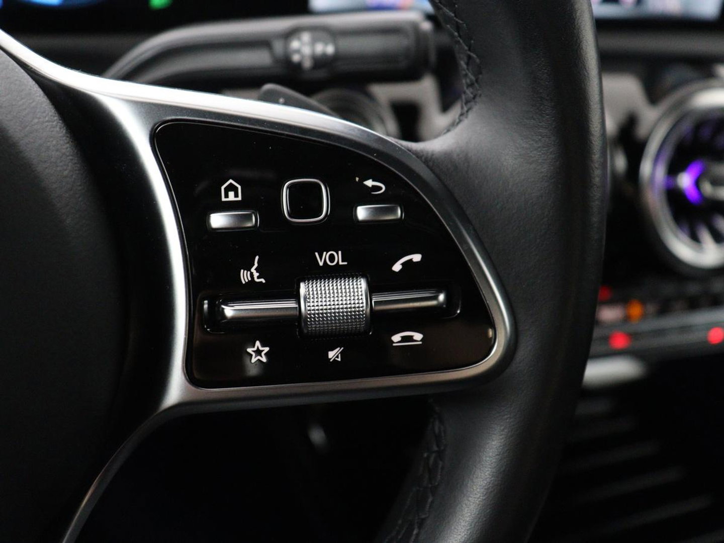 Mercedes-Benz A-Klasse 200 Business Solution Luxury | Trekhaak | Panoramadak | Leder | Memory | Sfeerverlichting | Full LED | Stoelverwarming | Camera | Park assist | Cruise control |