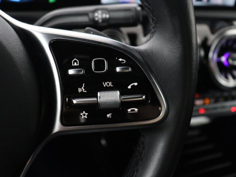 Mercedes-Benz A-Klasse 200 Business Solution Luxury | Trekhaak | Panoramadak | Leder | Memory | Sfeerverlichting | Full LED | Stoelverwarming | Camera | Park assist | Cruise control |