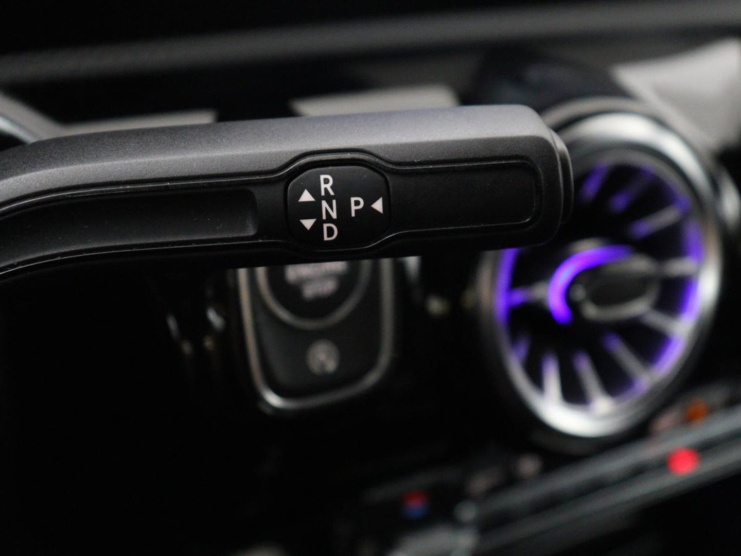 Mercedes-Benz A-Klasse 200 Business Solution Luxury | Trekhaak | Panoramadak | Leder | Memory | Sfeerverlichting | Full LED | Stoelverwarming | Camera | Park assist | Cruise control |