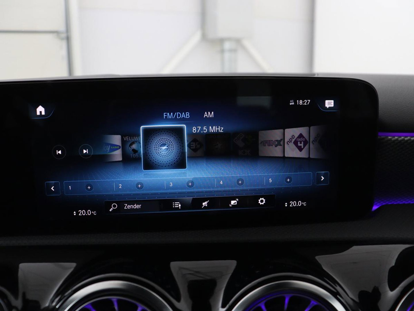Mercedes-Benz A-Klasse 200 Business Solution Luxury | Trekhaak | Panoramadak | Leder | Memory | Sfeerverlichting | Full LED | Stoelverwarming | Camera | Park assist | Cruise control |