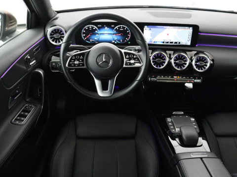 Mercedes-Benz A-Klasse 200 Business Solution Luxury | Trekhaak | Panoramadak | Leder | Memory | Sfeerverlichting | Full LED | Stoelverwarming | Camera | Park assist | Cruise control |