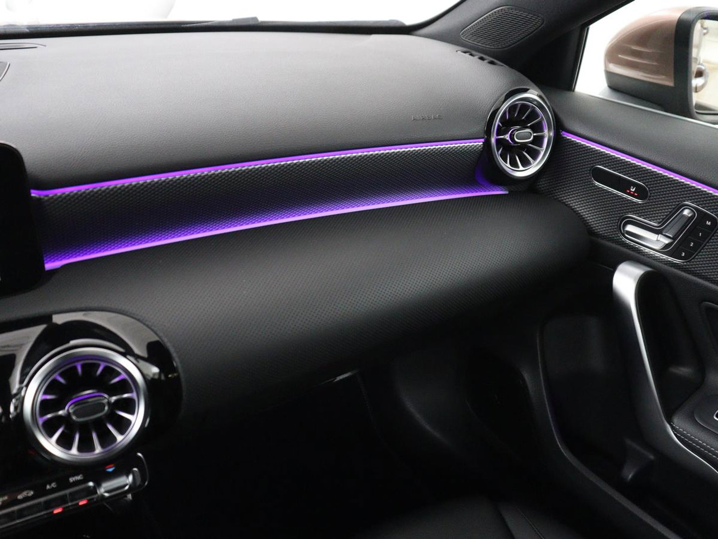 Mercedes-Benz A-Klasse 200 Business Solution Luxury | Trekhaak | Panoramadak | Leder | Memory | Sfeerverlichting | Full LED | Stoelverwarming | Camera | Park assist | Cruise control |