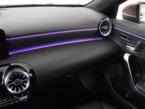 Mercedes-Benz A-Klasse 200 Business Solution Luxury | Trekhaak | Panoramadak | Leder | Memory | Sfeerverlichting | Full LED | Stoelverwarming | Camera | Park assist | Cruise control |