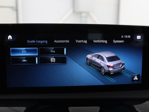 Mercedes-Benz A-Klasse 200 Business Solution Luxury | Trekhaak | Panoramadak | Leder | Memory | Sfeerverlichting | Full LED | Stoelverwarming | Camera | Park assist | Cruise control |