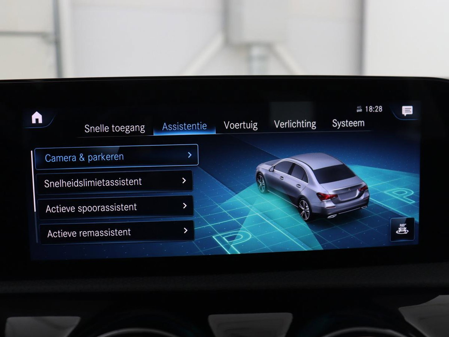 Mercedes-Benz A-Klasse 200 Business Solution Luxury | Trekhaak | Panoramadak | Leder | Memory | Sfeerverlichting | Full LED | Stoelverwarming | Camera | Park assist | Cruise control |