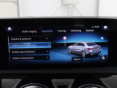 Mercedes-Benz A-Klasse 200 Business Solution Luxury | Trekhaak | Panoramadak | Leder | Memory | Sfeerverlichting | Full LED | Stoelverwarming | Camera | Park assist | Cruise control |