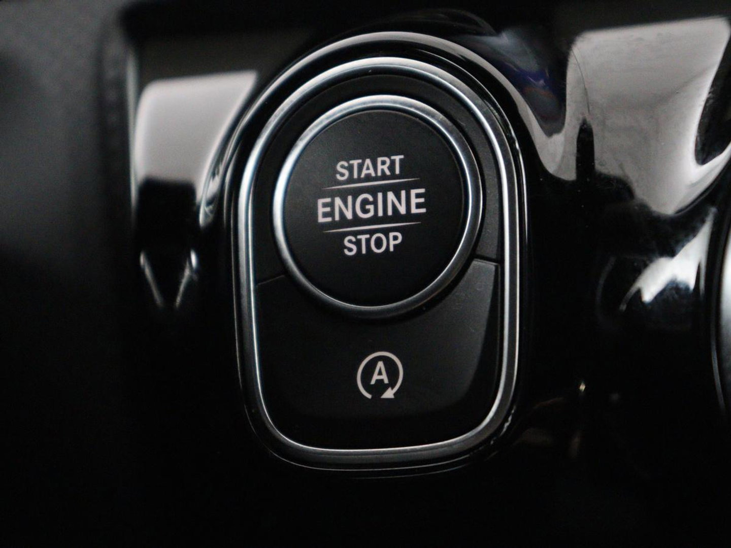 Mercedes-Benz A-Klasse 200 Business Solution Luxury | Trekhaak | Panoramadak | Leder | Memory | Sfeerverlichting | Full LED | Stoelverwarming | Camera | Park assist | Cruise control |