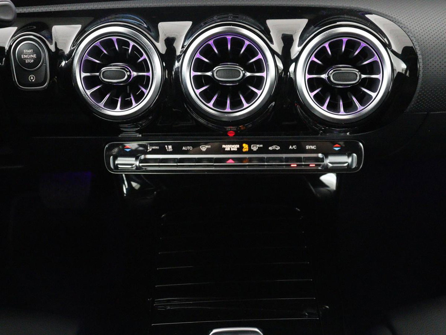 Mercedes-Benz A-Klasse 200 Business Solution Luxury | Trekhaak | Panoramadak | Leder | Memory | Sfeerverlichting | Full LED | Stoelverwarming | Camera | Park assist | Cruise control |