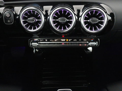 Mercedes-Benz A-Klasse 200 Business Solution Luxury | Trekhaak | Panoramadak | Leder | Memory | Sfeerverlichting | Full LED | Stoelverwarming | Camera | Park assist | Cruise control |