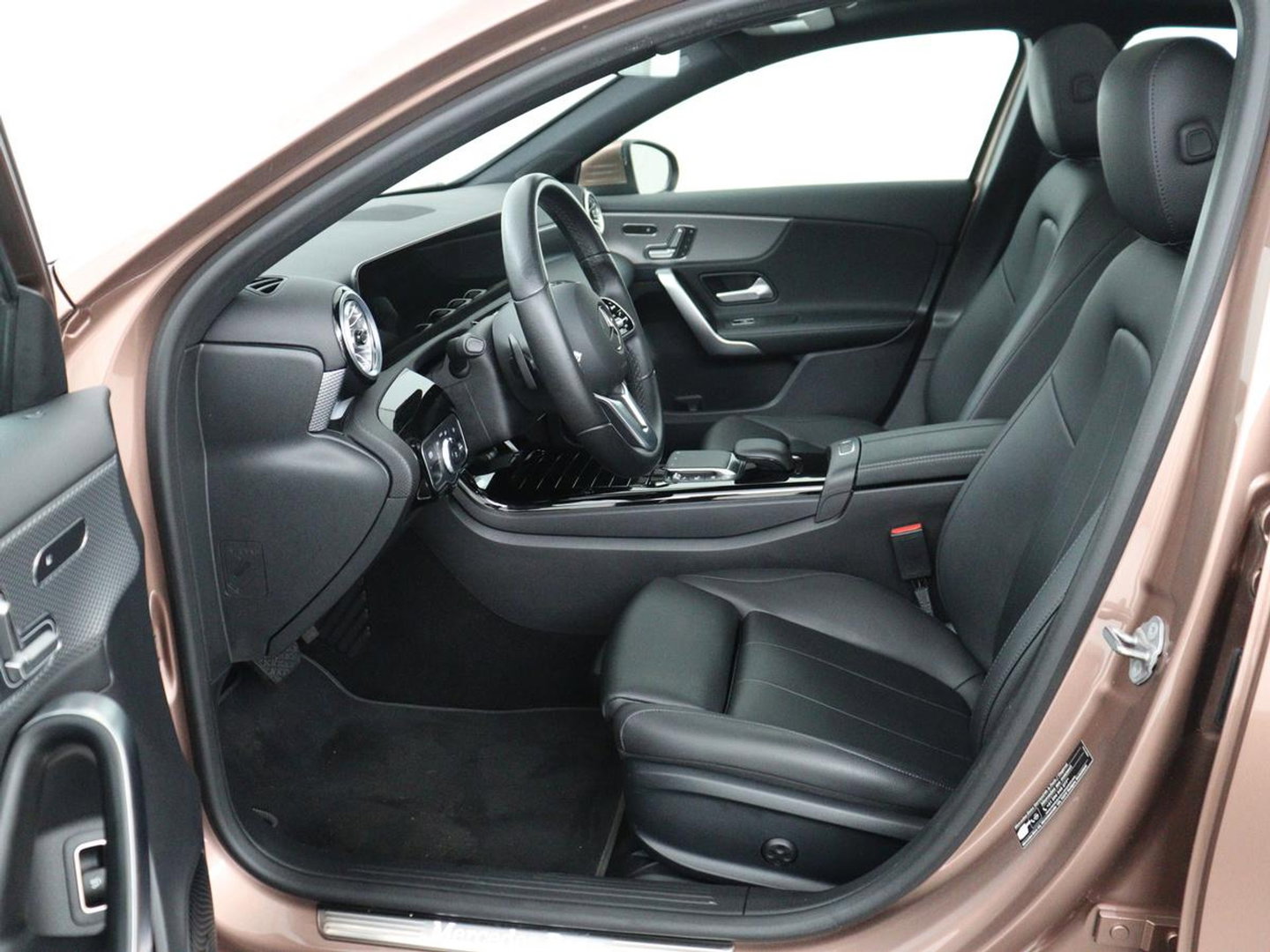 Mercedes-Benz A-Klasse 200 Business Solution Luxury | Trekhaak | Panoramadak | Leder | Memory | Sfeerverlichting | Full LED | Stoelverwarming | Camera | Park assist | Cruise control |