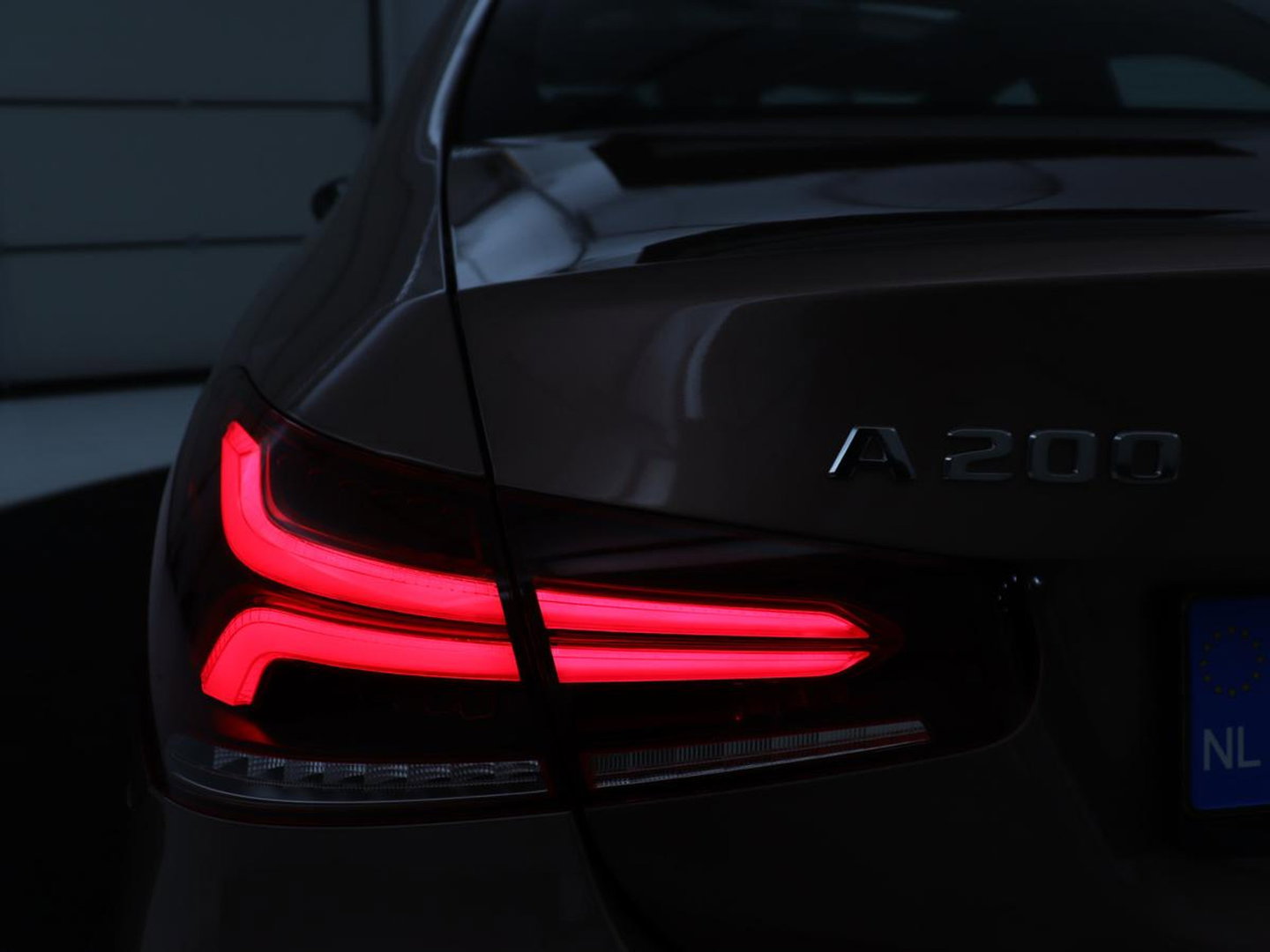 Mercedes-Benz A-Klasse 200 Business Solution Luxury | Trekhaak | Panoramadak | Leder | Memory | Sfeerverlichting | Full LED | Stoelverwarming | Camera | Park assist | Cruise control |