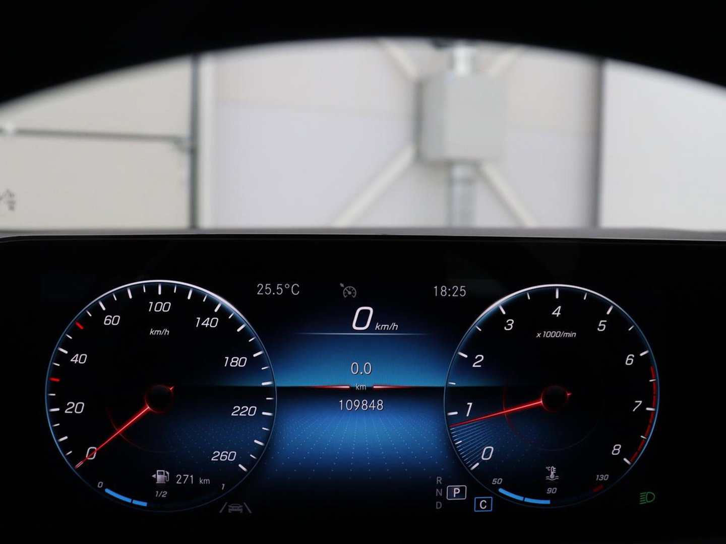 Mercedes-Benz A-Klasse 200 Business Solution Luxury | Trekhaak | Panoramadak | Leder | Memory | Sfeerverlichting | Full LED | Stoelverwarming | Camera | Park assist | Cruise control |